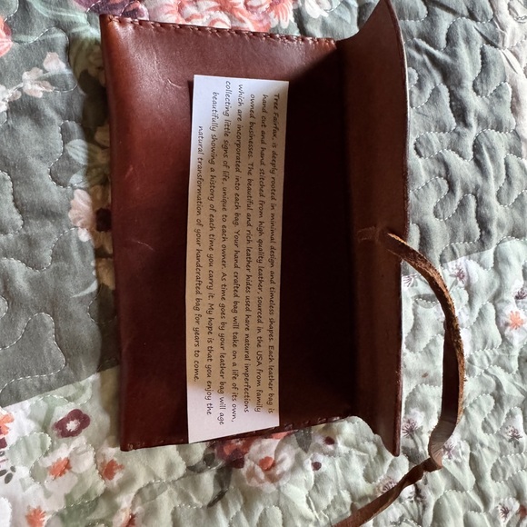 Rustic Brown Leather Wallet with Vintage Finish and Slim Design: Tree Fairfax - Picture 3 of 5